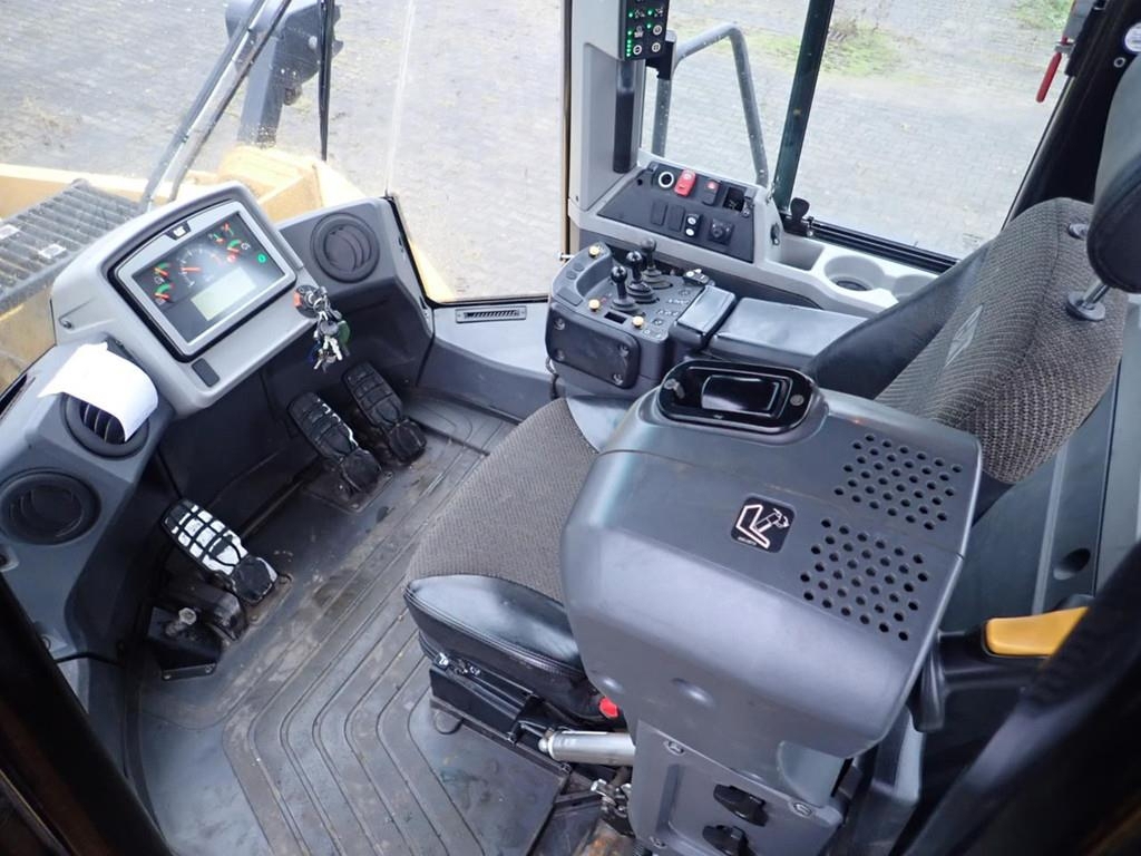 cat-972-m,93ac5427-19.jpg
